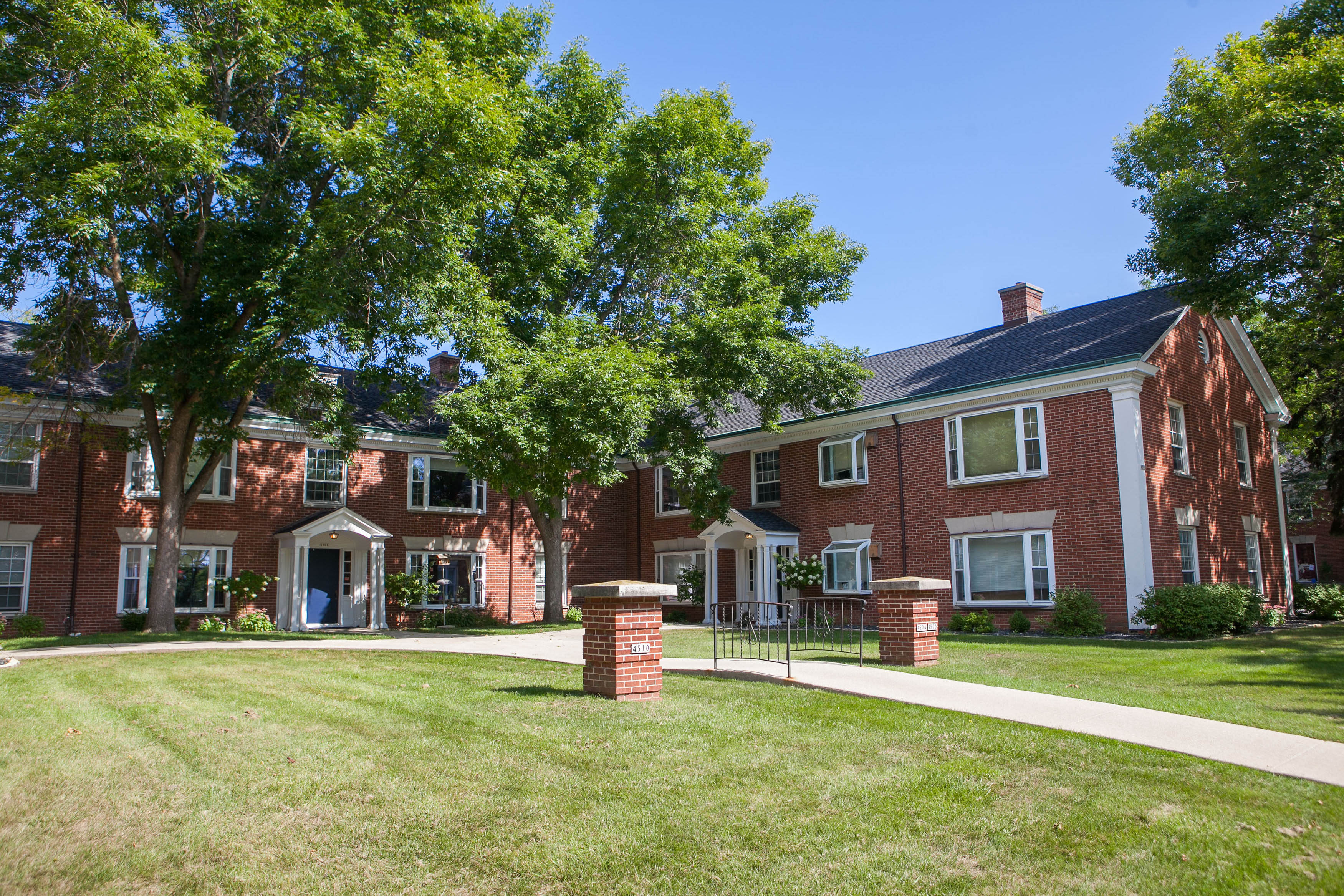 Colonial Court Apartments, Shorewood - (see pics & AVAIL)