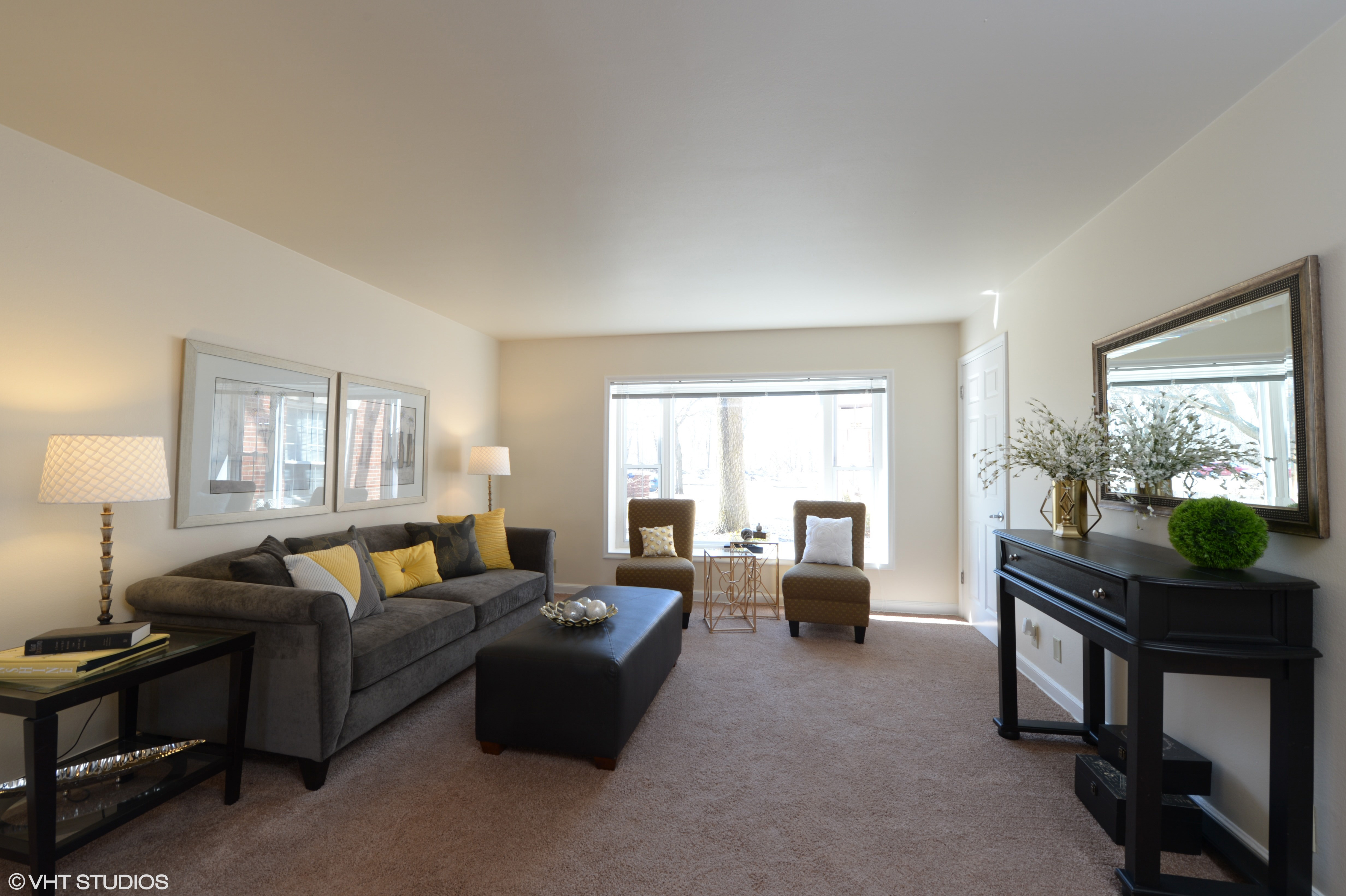 Colonial Court Apartments, Shorewood - (see pics & AVAIL)