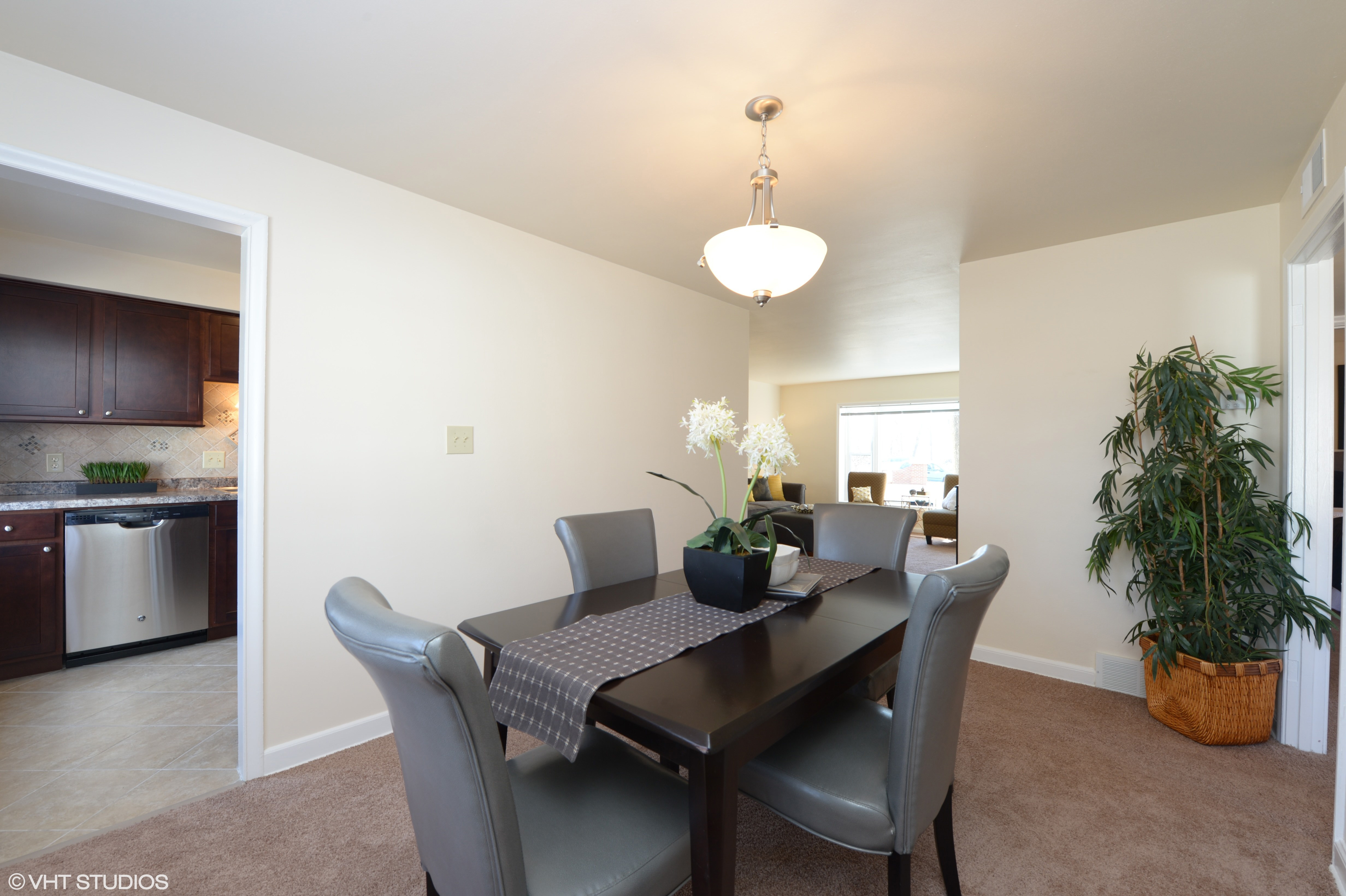 Colonial Court Apartments, Shorewood - (see pics & AVAIL)