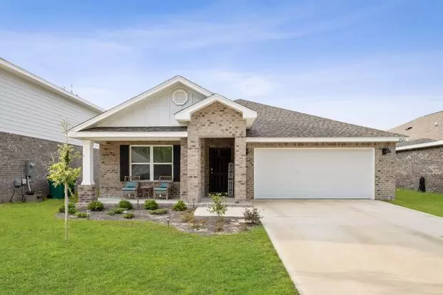 4/2 Stunning Brick Home With Community Pool In Crestview Apartment for rent in Crestview, FL