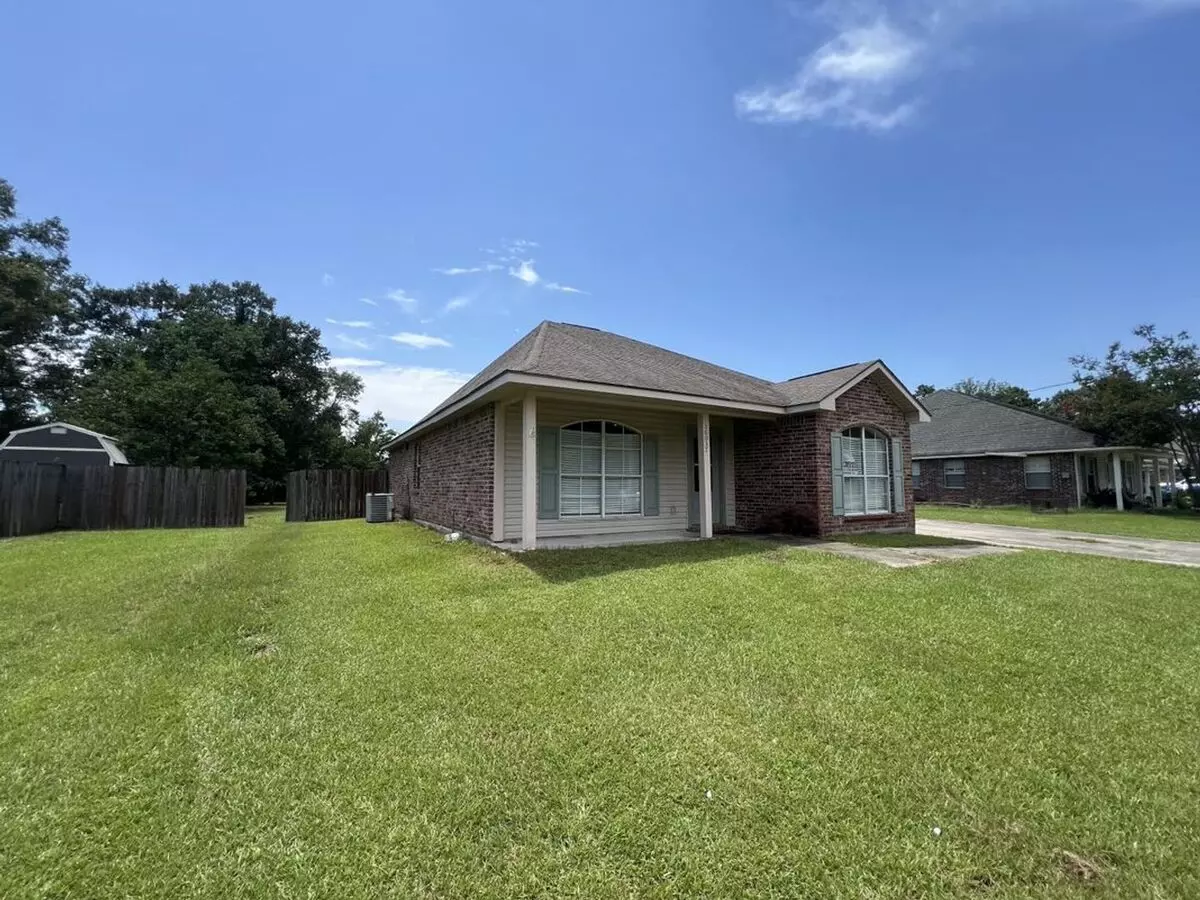Charming 4-bedroom Home With Large Backyard In Denham Springs House for rent in Denham Springs, LA