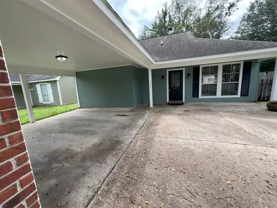Charming Updated 3 Bedroom, 2 Bath Home In Lake Park Subdivision Apartment for rent in Baton Rouge, LA