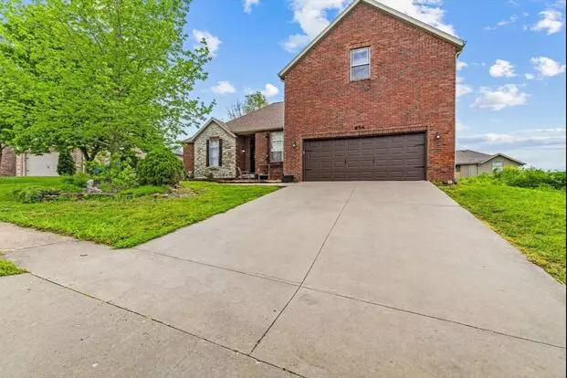 -nixa- 5 Bed 3 Bath Home | Two Large Master Suites | Neighborhood Pool & Park | Fenced Yard | Pets Welcome!! Apartment for rent in Nixa, MO