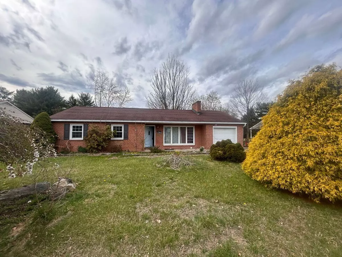 Spacious 5-bedroom Retreat With Luxurious Amenities Near Hagerstown Community College! House for rent in Hagerstown, MD