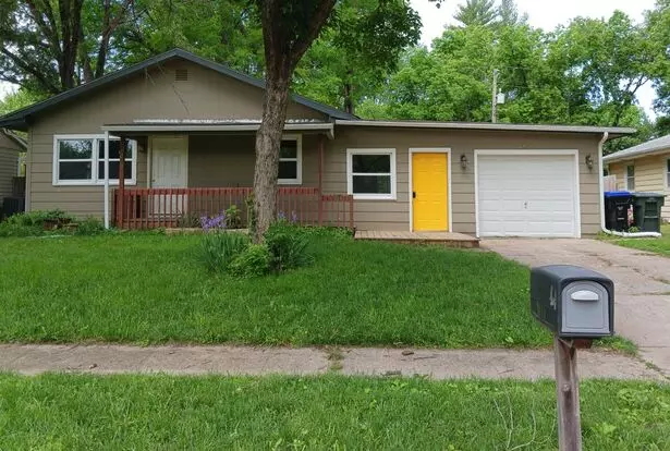 Well-maintained 3 Bedroom / 2 Bath Ranch Home Apartment for rent in Topeka, KS