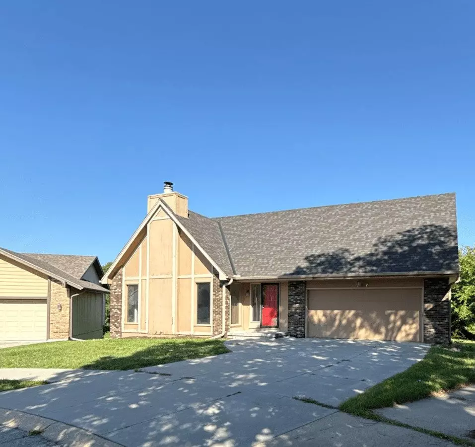 Conveniently Located 3 Bedroom With Unique Touches!! House for rent in Omaha, NE