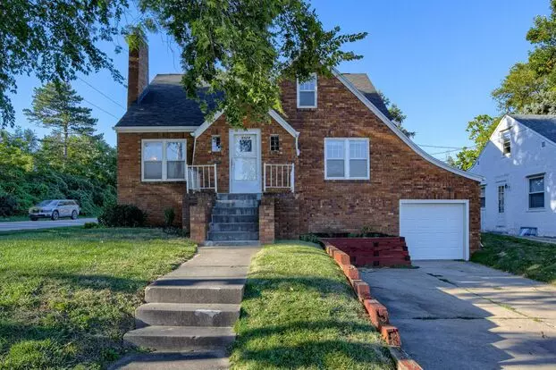 Classic Tudor Charm In The Heart Of Aksarben!! Apartment for rent in Omaha, NE