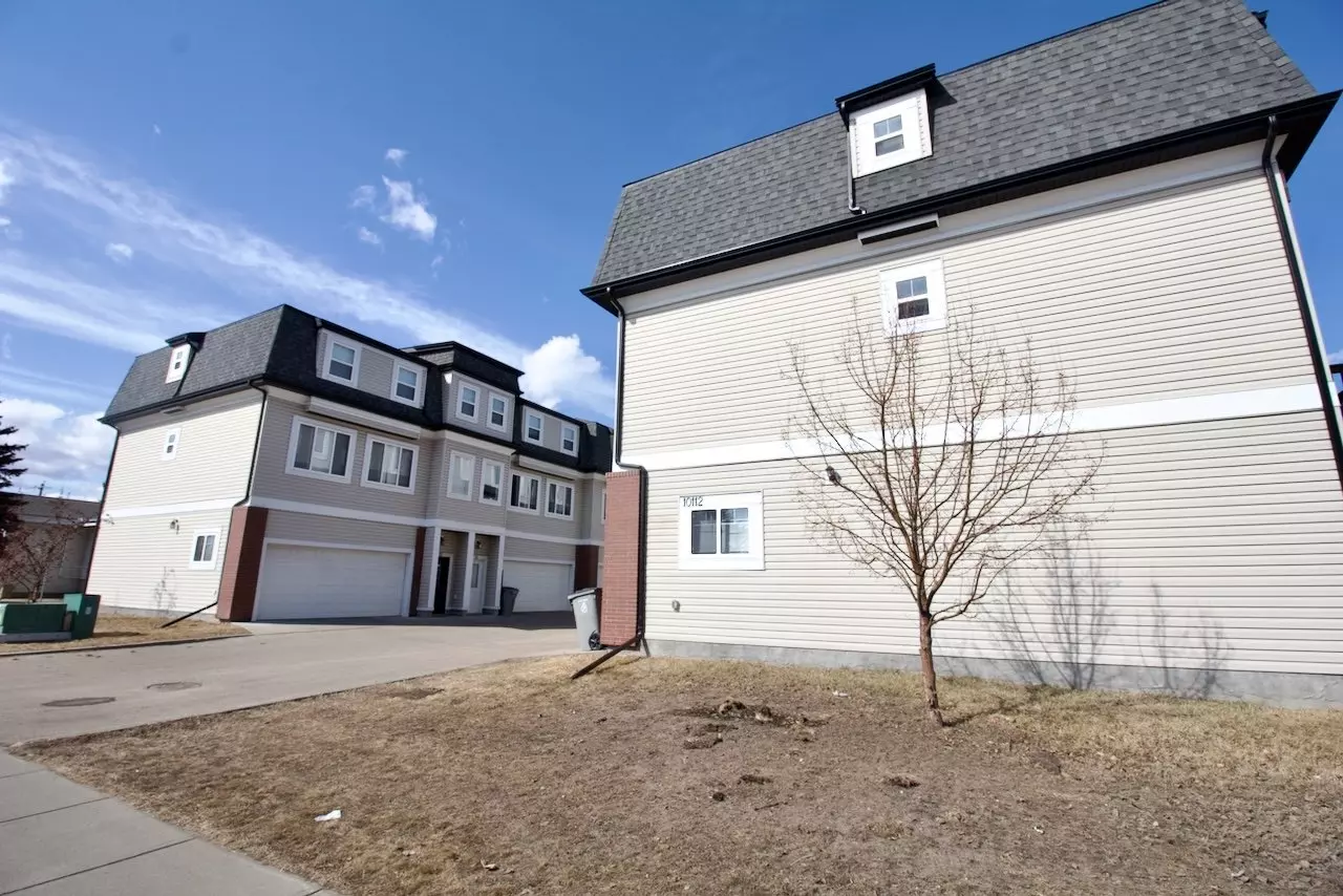 Morinville 3 Bed 2.5 Bath Large Double Attached Garage Wow Apartment for rent in Morinville, AB