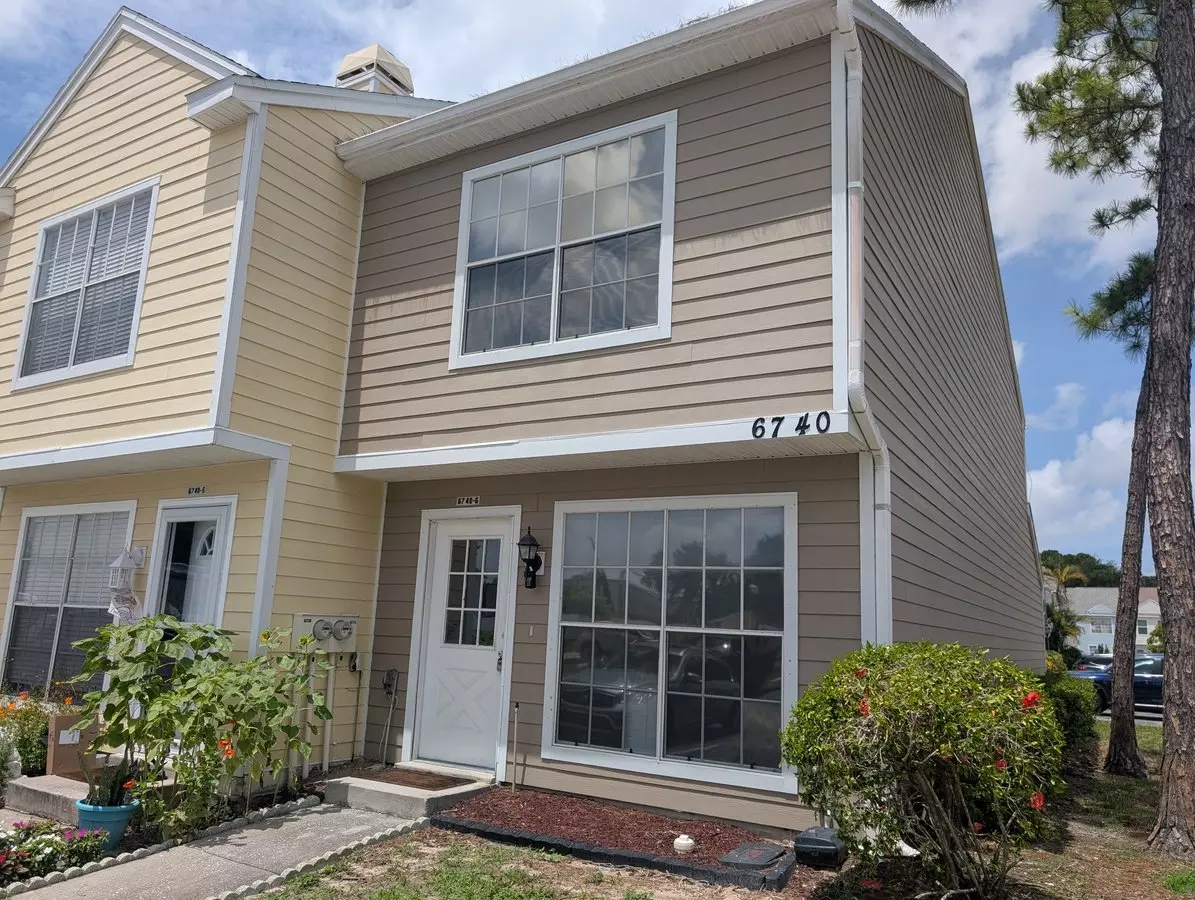 Charming 2br/2.5ba End-unit Townhouse In Pinebrook. Move-in Ready! House for rent in Largo, FL