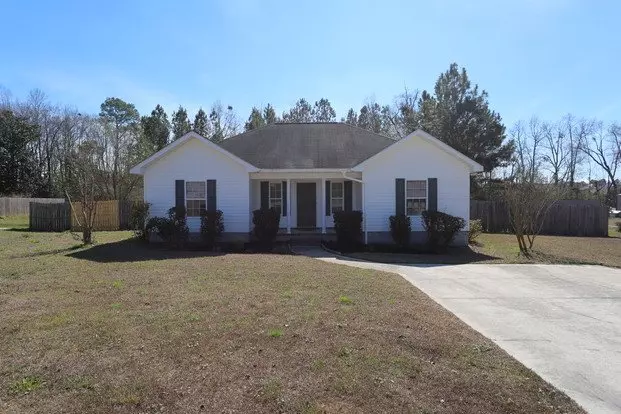 3 Bedroom House W/ Fenced In Back Yard Available Now Apartment for rent in Statesboro, GA