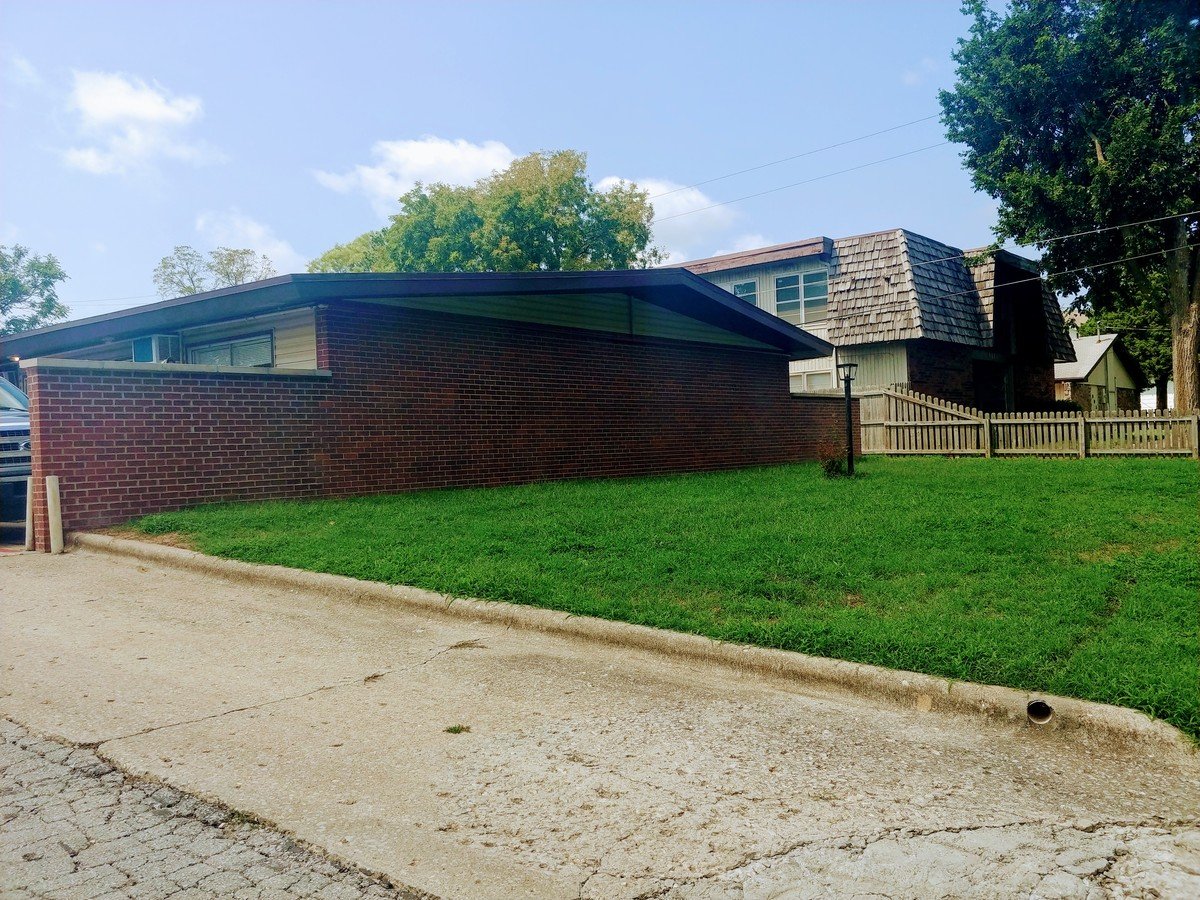 919 S Jefferson Apartment for rent in Springfield, MO