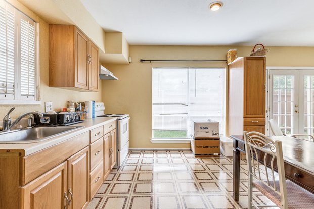 Very Nice Bedroom, Bath Guest House Apartments Dallas, TX