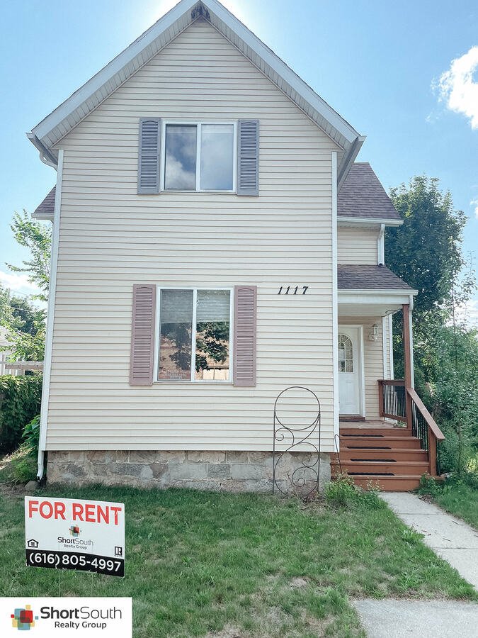 5 Bed 3 Bath W/4 Stall Garage Off Alpine Ave Nw Apartments Grand Rapids, MI