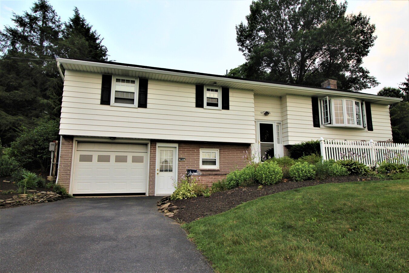 226 Edgewood Dr New Holland, PA House for Rent Rentable