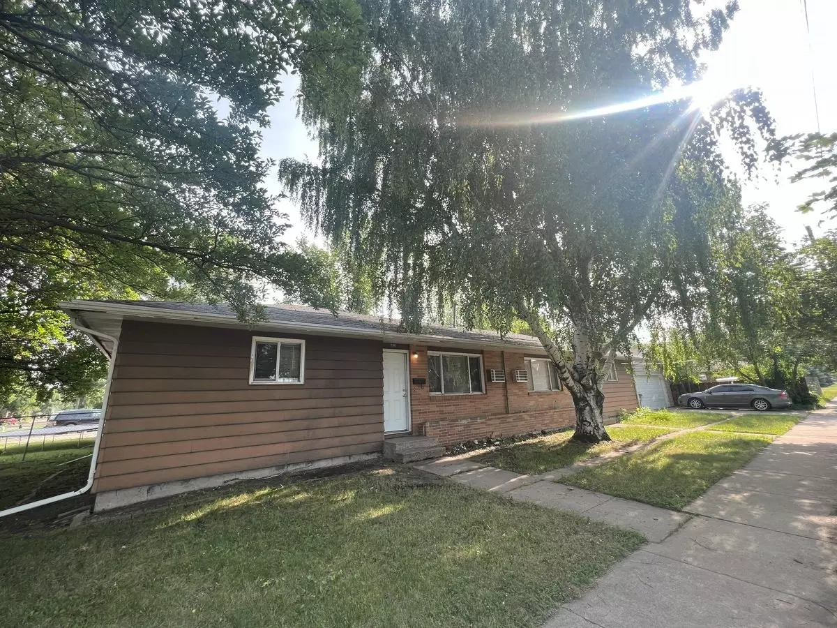 4 Bed / 1 Bath Across The Street From Msum!!! Available Now! Apartment for rent in Moorhead, MN