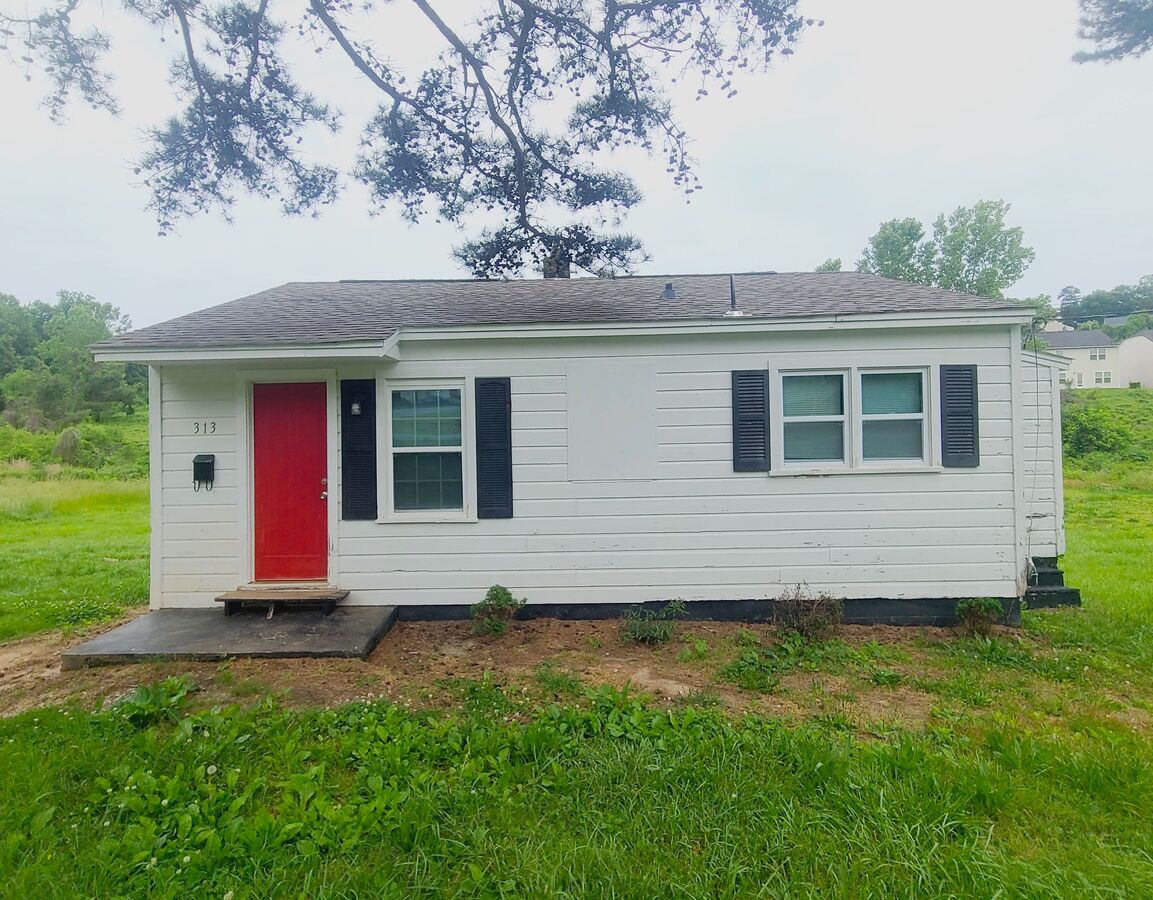 513 E Gibbs St, Dallas Apartments Dallas, NC Rentable