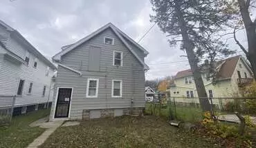 5 of 5 3880-3882 N Vel R Phillips Ave Apartment for rent in Milwaukee, WI