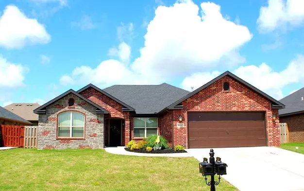 Beautiful Well Kept Home Just 17 Minutes To The Walmart Home Office! Apartment for rent in Rogers, AR