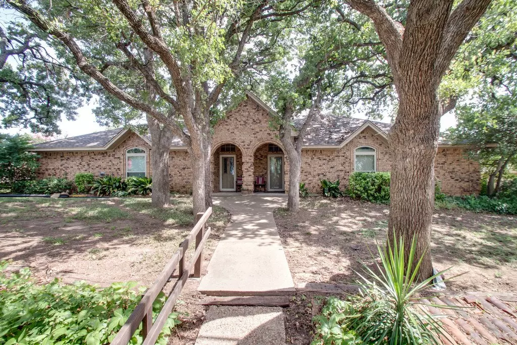 1801 West Wall St - Beautiful 4-3-2 In Grapevine! House for rent in Grapevine, TX