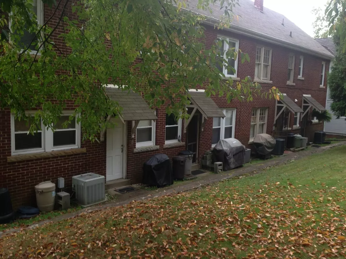 2 Br Apt Just Off Edgewood Apartment for rent in Charleston, WV