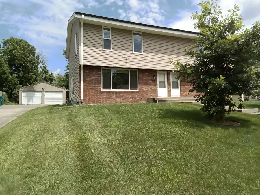 Well Maintained, 3 Bedroom, 2 Bath, 2 Car Garage Duplex House for rent in New Brighton, MN