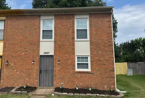 Charming 2-bedroom, 1.5-bath Condo With Fireplace & Convenient Layout Apartment for rent in Memphis, TN