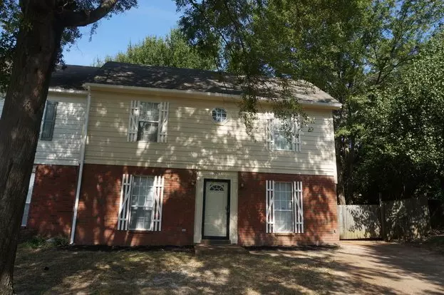 Charming 3-bedroom Townhome With Fireplace, Fenced Yard & Storage Shed Apartment for rent in Memphis, TN
