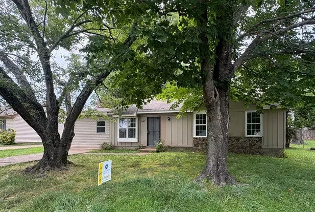 Charming 3-bed Single-story Home W/ Partial Open Layout & Fenced Yard Apartment for rent in Memphis, TN