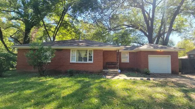 Charming 3-bedroom Red Brick Home With Fenced Yard & Patio Area Apartment for rent in Memphis, TN