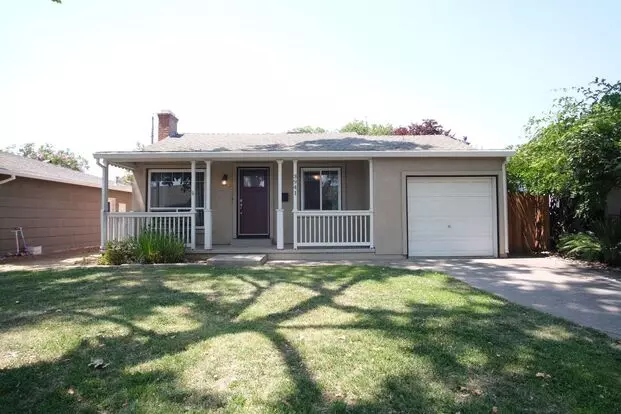 Charming 3-bedroom, 1-bathroom In Sacramento. Apartment for rent in Sacramento, CA