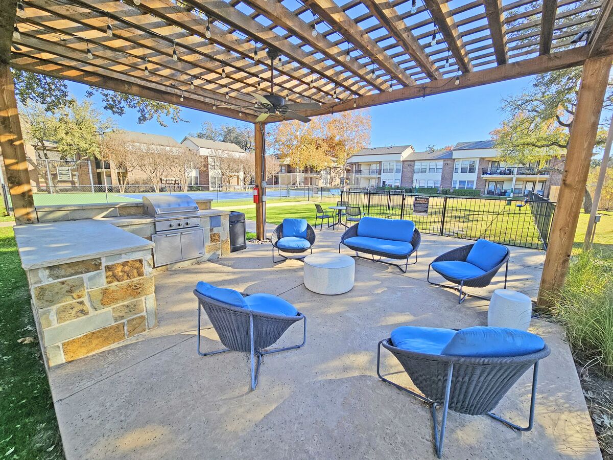 Bent Tree Trails Apartments - 16300 Ledgemont Ln Addison, TX