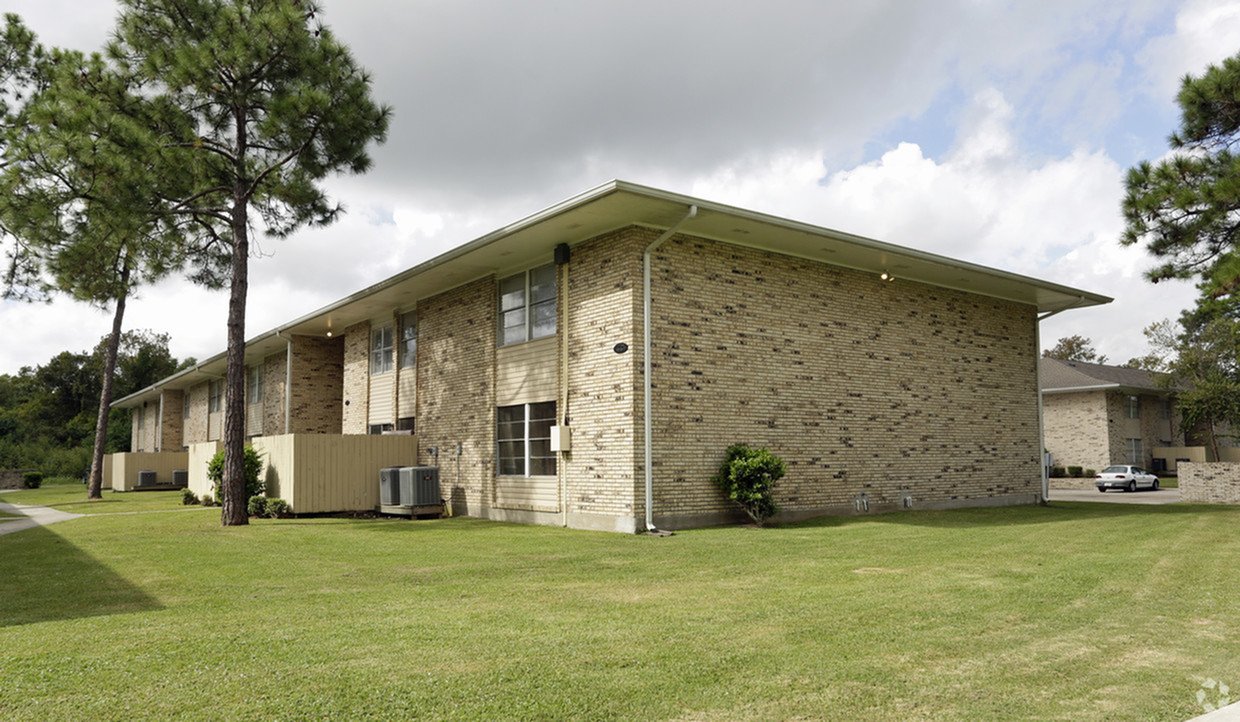Tanglewood Apartments 1300 Tanglewood Drive Westwego, LA