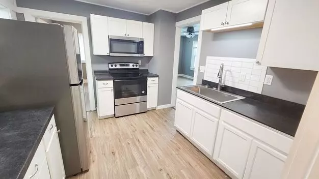 Cozy & Modern 2-bedroom Home In The Heart Of Des Moines Apartment for rent in Des Moines, IA Cozy & Modern 2-bedroom Home In The Heart Of Des Moines Apartment for rent in Des Moines, IA