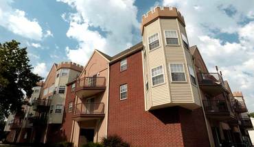 2 of 13 Castle On Locust Apartment for rent in Champaign, IL