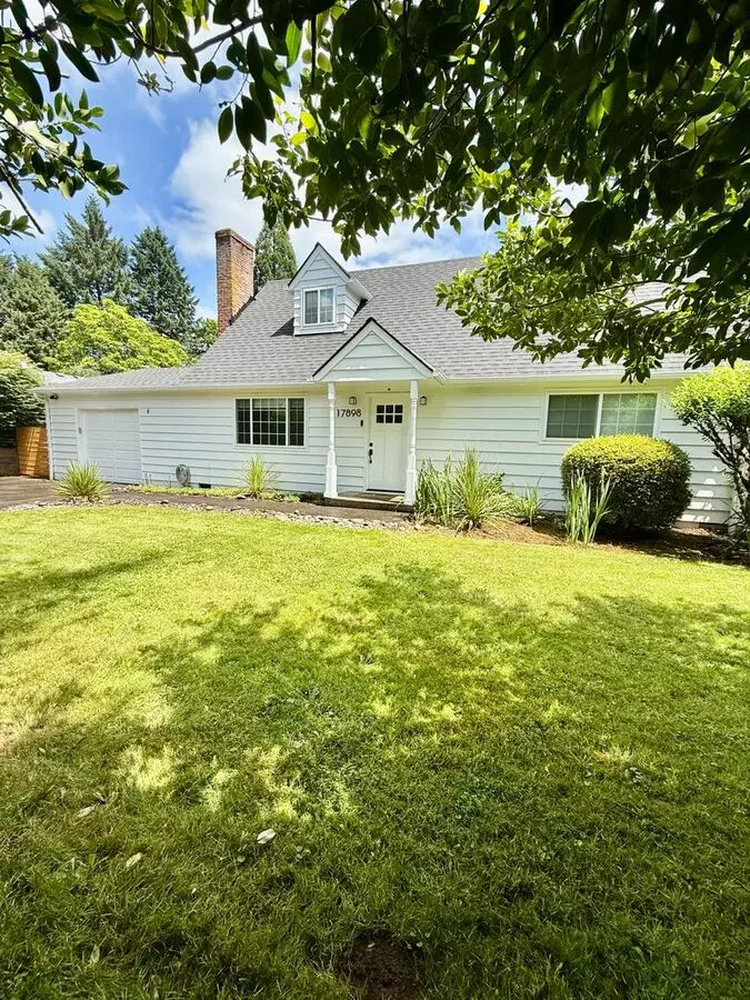 Beautiful Home W/upgrades Throughout In Lake O~ Great School's, Shopping And Dining~ Don't Miss Out! House for rent in Lake Oswego, OR