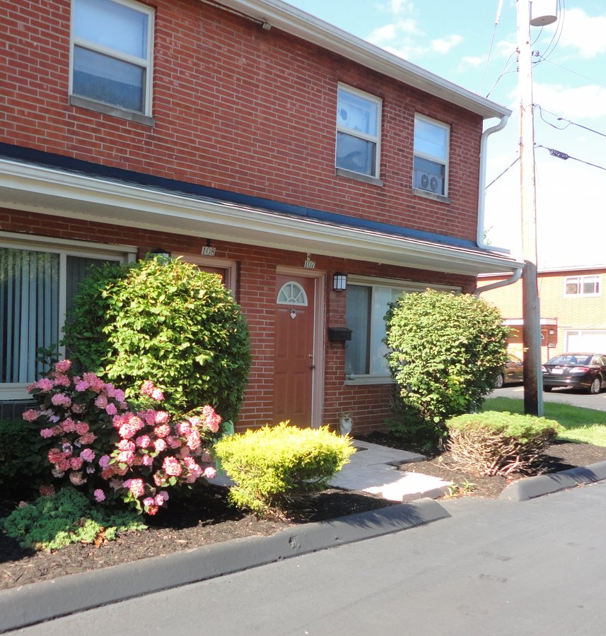 Rosewood Park Apts Apartments 820 Rosewood Dr Elyria, OH