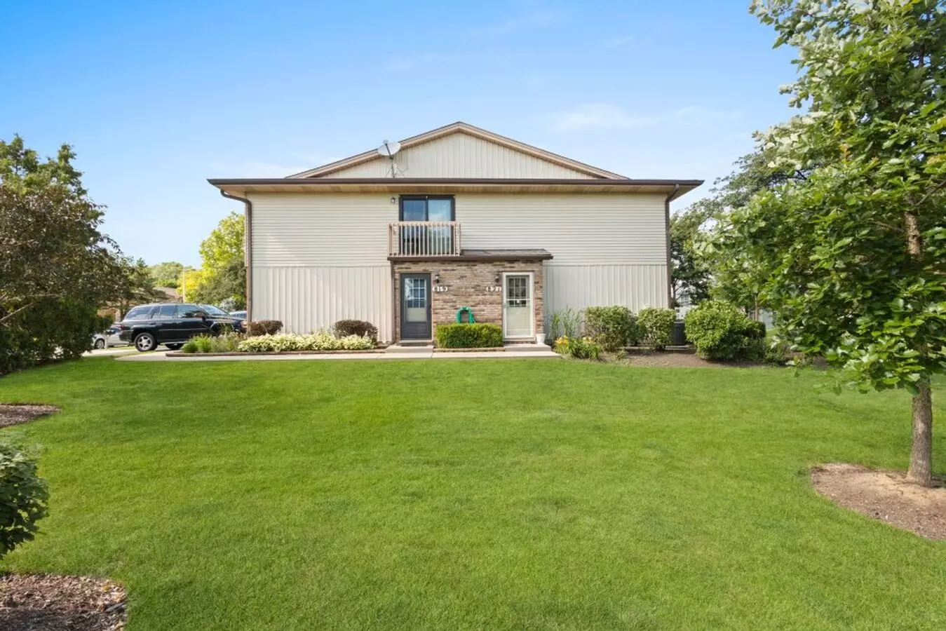 Bright 2br, 1.5ba End Unit With Heated Floors & Second-floor Laundry! House for rent in Schaumburg, IL