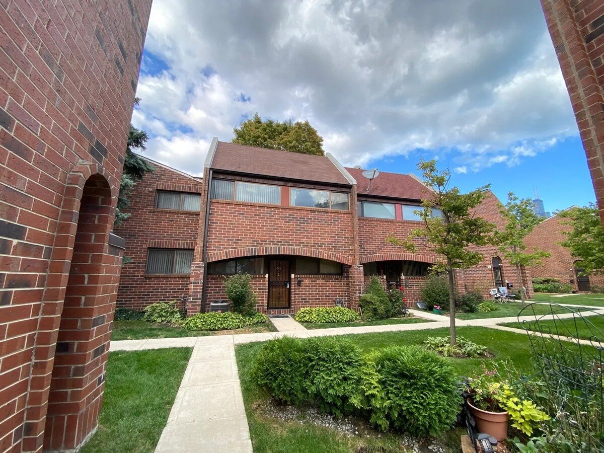 Spacious 2 Bed Townhome In Little Italy Apartments Chicago, IL