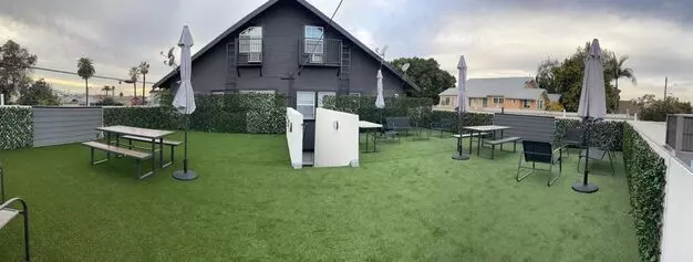 Walton Ave Apartment for rent in Los Angeles, CA