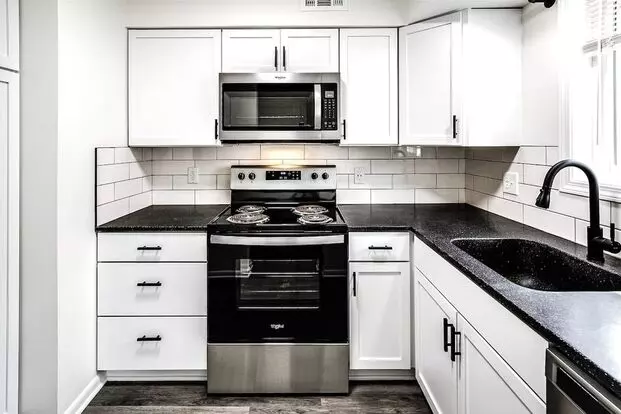 Pre-leasing Modern 1-bed And 1-bath Apartment In Dundee! Apartment for rent in Omaha, NE