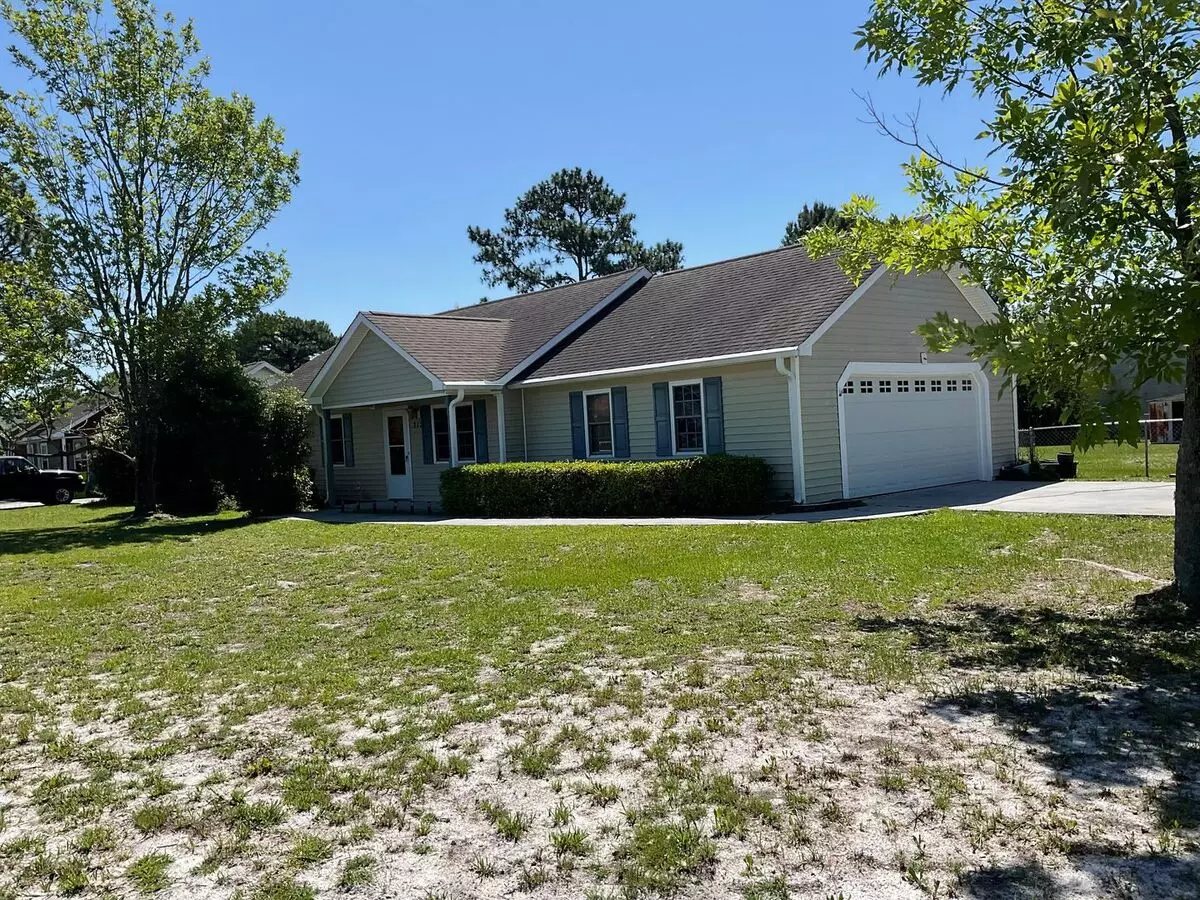 Beautiful 3 Bedroom 2 Bath Home In The Must Desired Foxtrace Subdivision. Being Close The The Area Bases, Shopping And Fine Dining, This Home May Be Just What You Are Looking For. Kitchen Features All Stainless Steel Appliances. Two Car Garage And A Back House for rent in Hubert, NC