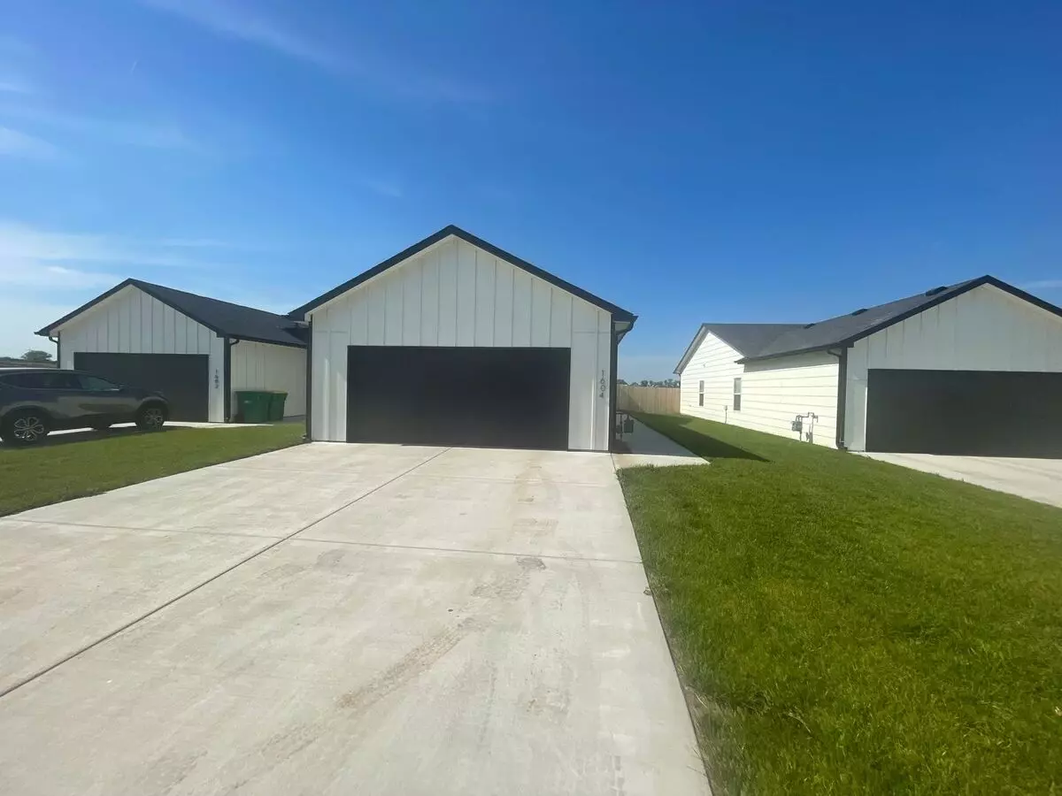 1602/04 S Hickory Creek St House for rent in Wichita, KS