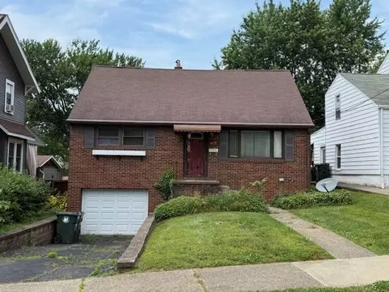 Charming 3 Bedroom Home With Fenced Yard & Garage – Available Now In Canton! Apartment for rent in Canton, OH