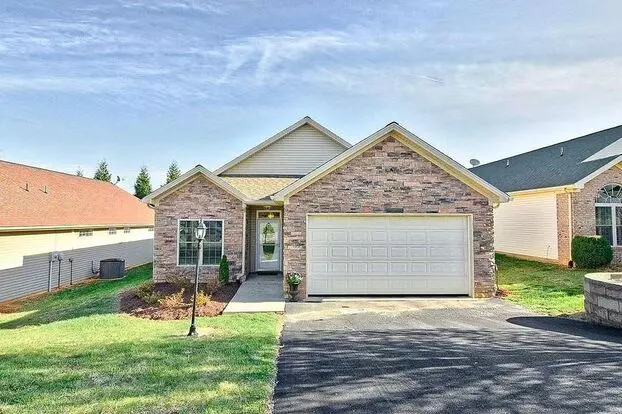 Bright And Spacious 3-bedroom Home With Sunroom Apartment for rent in Christiansburg, VA Bright And Spacious 3-bedroom Home With Sunroom Apartment for rent in Christiansburg, VA