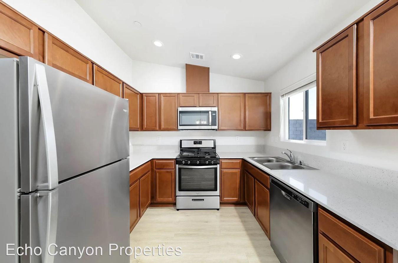 The Cove Apartments 1050 E Panama Ln Bakersfield, CA