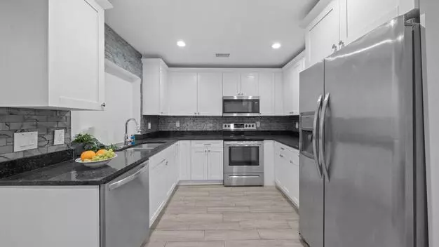N Oakleaf Ave Apartment for rent in Tampa, FL