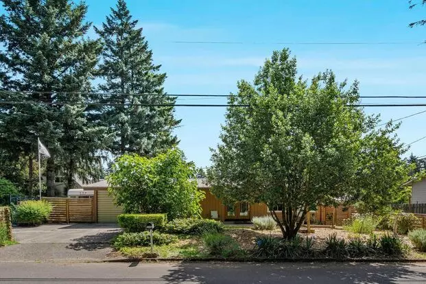 Charming 3-bdrm/2-bath Mid-century Ranch—a/c, Solar Panels, Lovely Yard W/ Garden & Fruit Trees Apartment for rent in Portland, OR