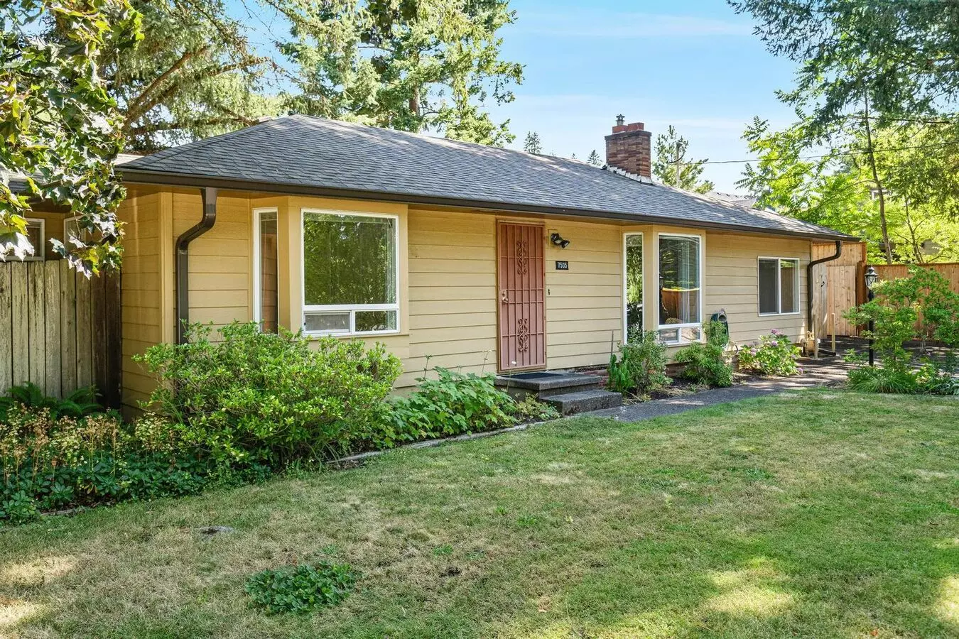 Charming, Retro 2-bdrm/2-bath Ranch W/ Large Family Room In Tranquil Setting House for rent in Portland, OR