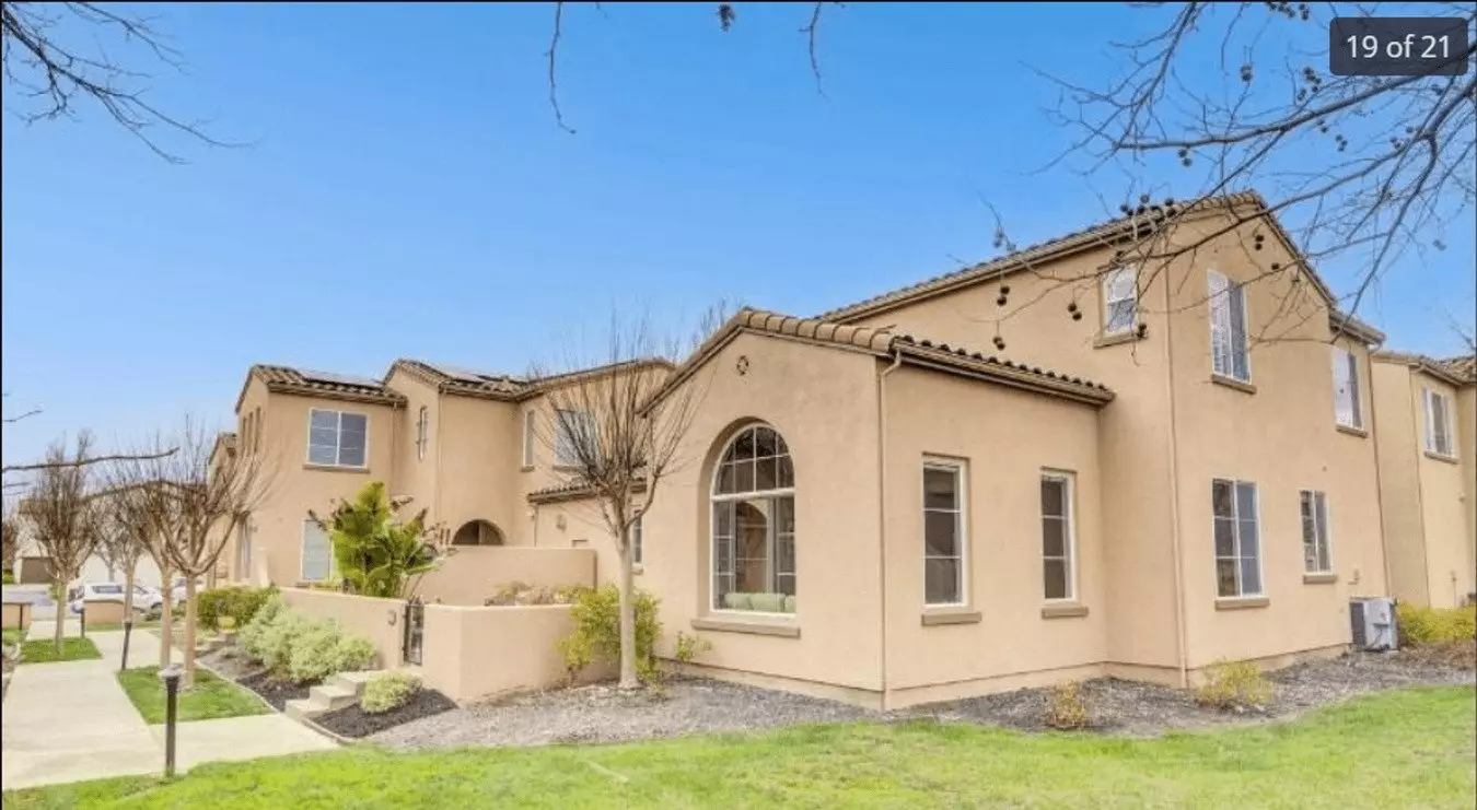 End Unit Townhome With Privacy And Lots Of Light! House for rent in San Ramon, CA