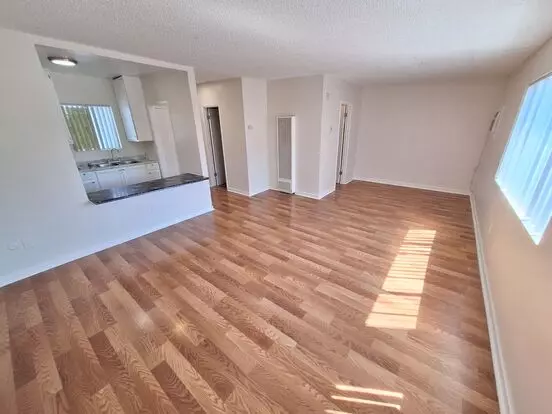 6815 Kelvin Ave Apartment for rent in Winnetka, CA
